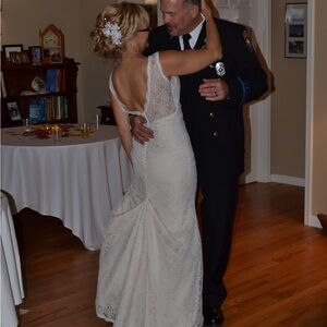 Wedding gown. Worn once 😊. Pristine condition. Includes lovely hair accents.